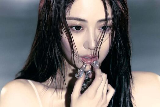 Huh Yunjin 허윤진