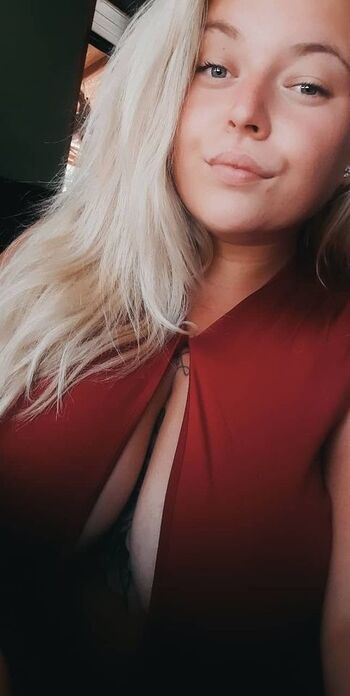 Full leaked Hungarian big tits private photo
