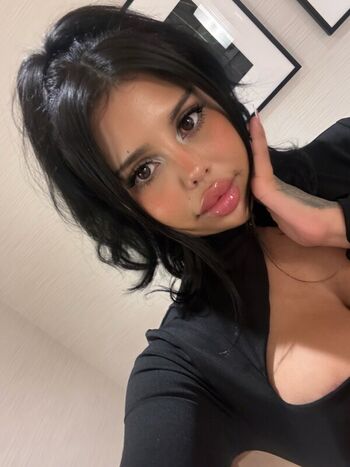 Full leaked Iluvcinnie private photo