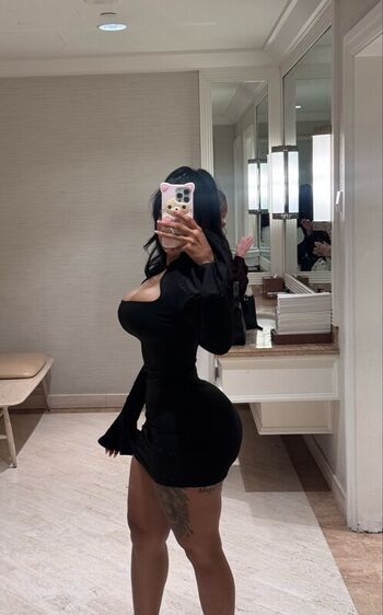 Full leaked Iluvcinnie private photo