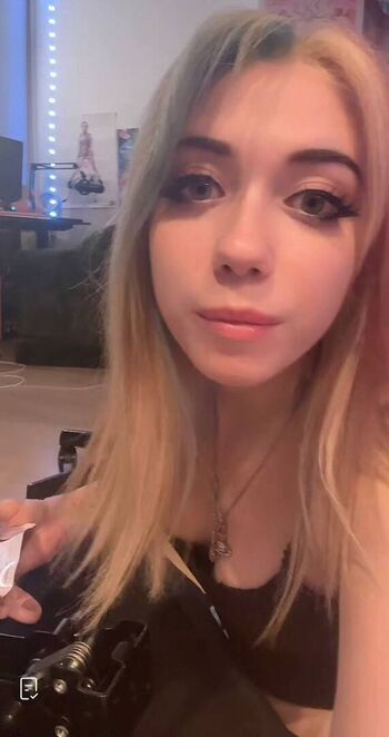 Full leaked Iluvmeww page private onlyfans photo