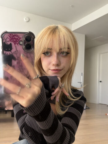 Full leaked Iluvmeww page private photo