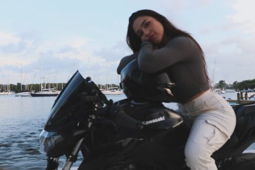 Full leaked Itscarolinamarie private photo