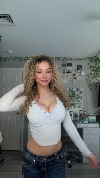 Full leaked Itskirapregiato private onlyfans photo