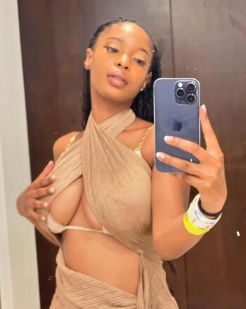 Full leaked Iyanaangell private photo
