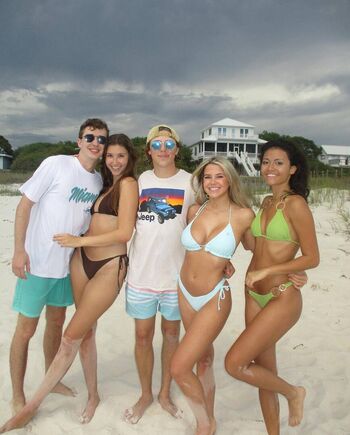 Full leaked Iza leslie page private onlyfans photo