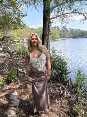 Full leaked Izaleslie private onlyfans photo