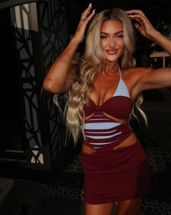 Full leaked Izzi dame page private photo