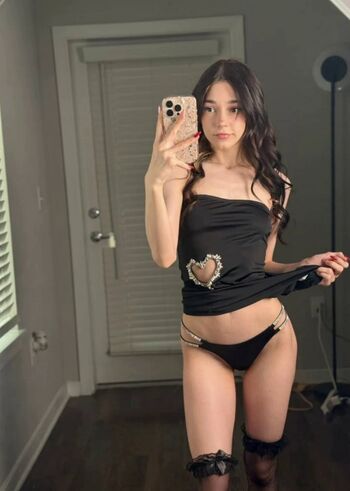 Full leaked Izzyuwuu private photo