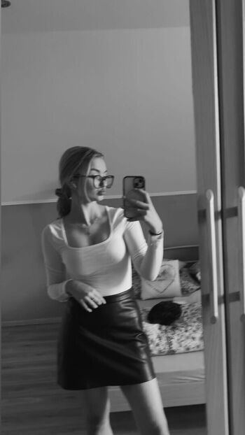 Full leaked Javorska private photo