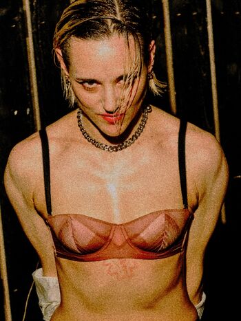 Full leaked Jehnny beth private photo