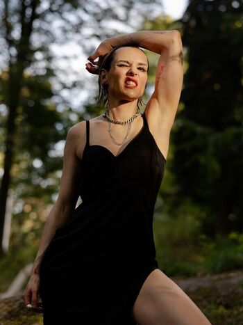 Full leaked Jehnny beth private photo