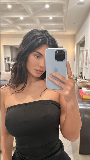Full leaked Kylie jenner  page private photo