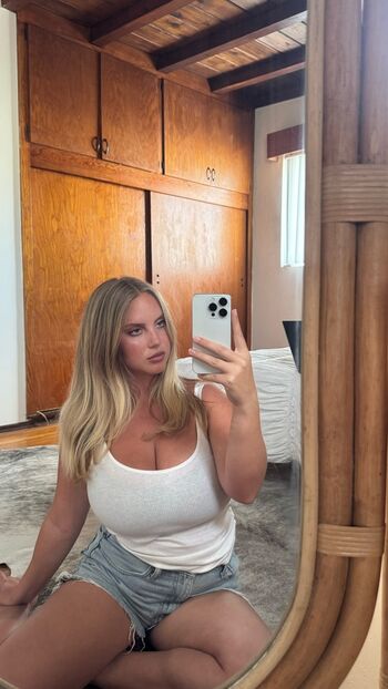 Full leaked Kyrarene private onlyfans photo