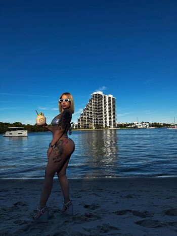 Full leaked Ladurahtxentrenaconmigo private onlyfans photo