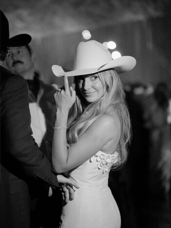 Full leaked Lainey wilson private photo