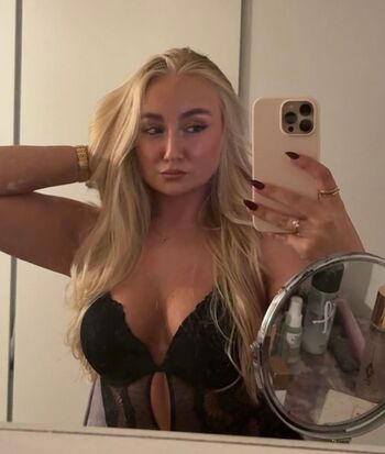 Full leaked Laracharlottee private photo