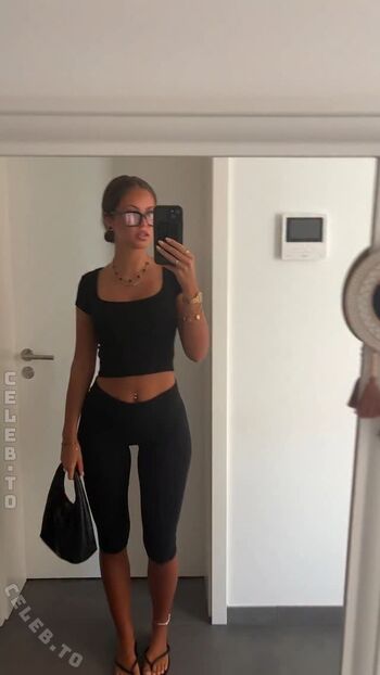 Full leaked Laraemiii private onlyfans photo