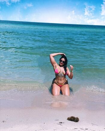 Full leaked Larissalopez private photo