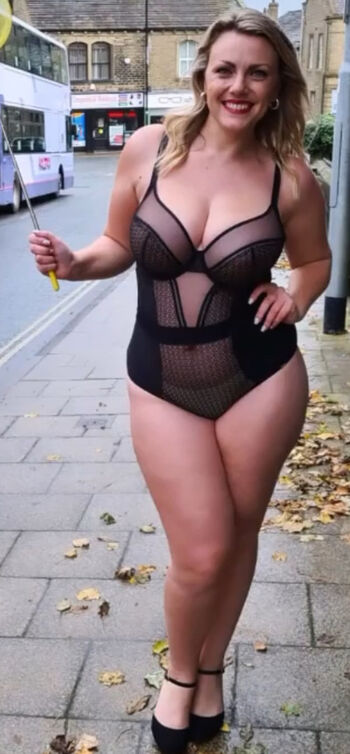 Full leaked Lauracurvemodel private onlyfans photo