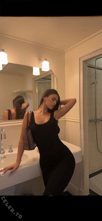 Full leaked Leah halton page private onlyfans photo