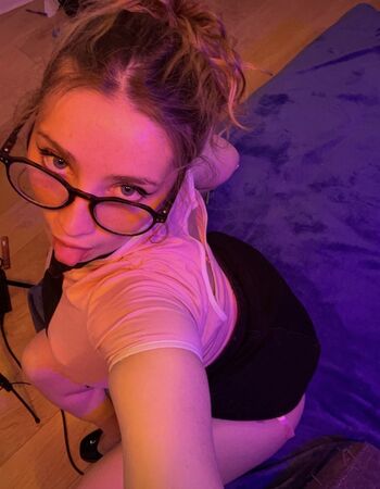 Full leaked Lilypailler private photo