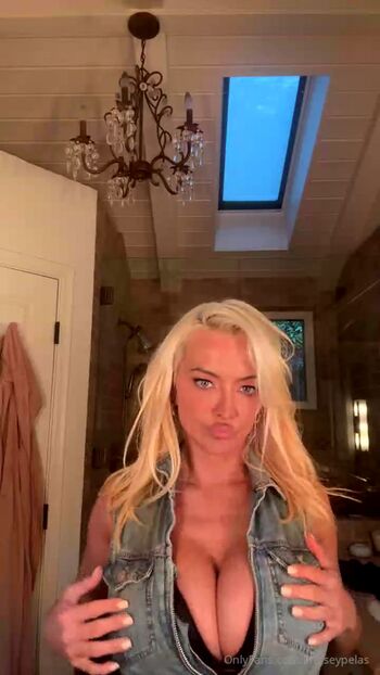 Full leaked Lindsey pelas private photo