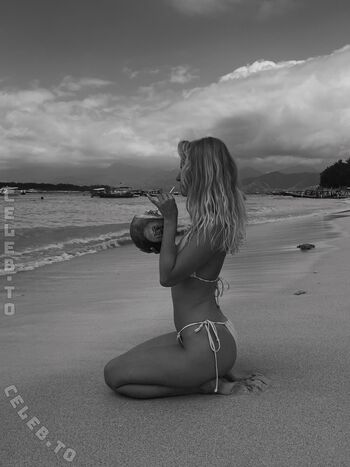 Full leaked Livingwithleenaa private photo