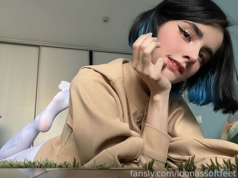 Full leaked Loonassoftfeet private photo