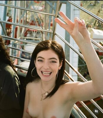 Full leaked Lorde private photo