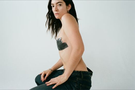 Full leaked Lorde page private photo