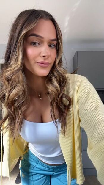 Full leaked Louiseereid private photo