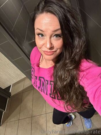 Full leaked Lovepirate private photo