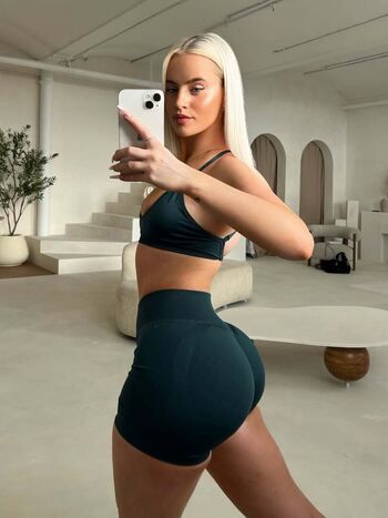 Full leaked Lucycombe private onlyfans photo