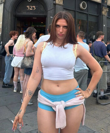 Full leaked Mae muller private photo