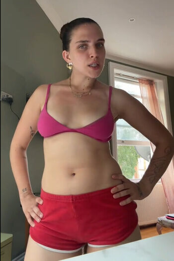Full leaked Mae muller private photo