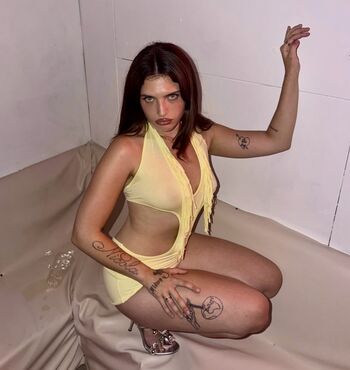 Full leaked Mae muller private photo