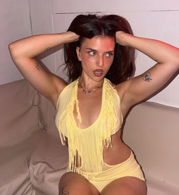 Full leaked Mae muller private photo