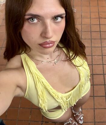 Full leaked Mae muller private photo