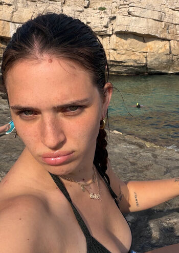 Full leaked Mae muller private photo