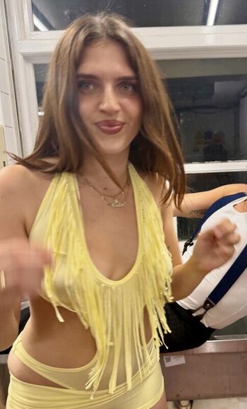 Full leaked Mae muller private photo