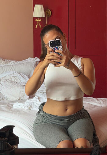 Full leaked Mae muller private photo