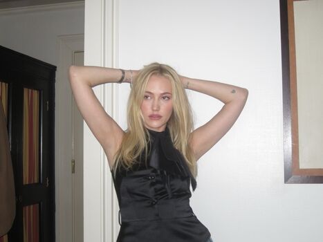 Full leaked Maika monroe page private onlyfans photo