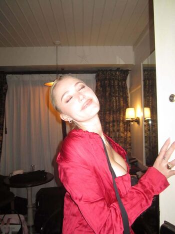 Full leaked Maika monroe private photo