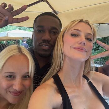 Full leaked Maika monroe private photo