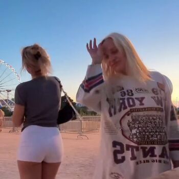 Full leaked Maika monroe private photo