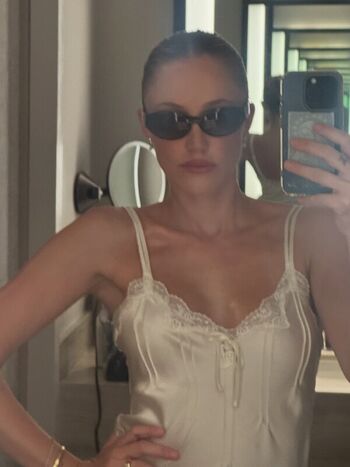Full leaked Maika monroe private photo
