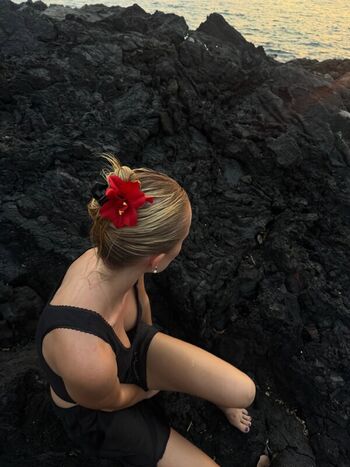 Full leaked Maika monroe private photo