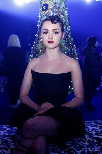 Full leaked Maisie williams private photo