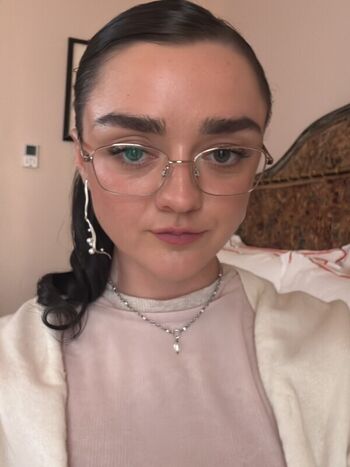 Full leaked Maisie williams page private photo